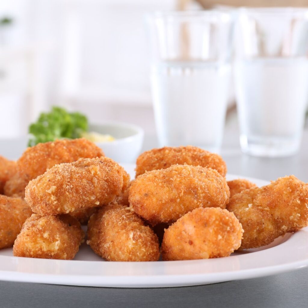 Gebakken viskroketten met frietjes