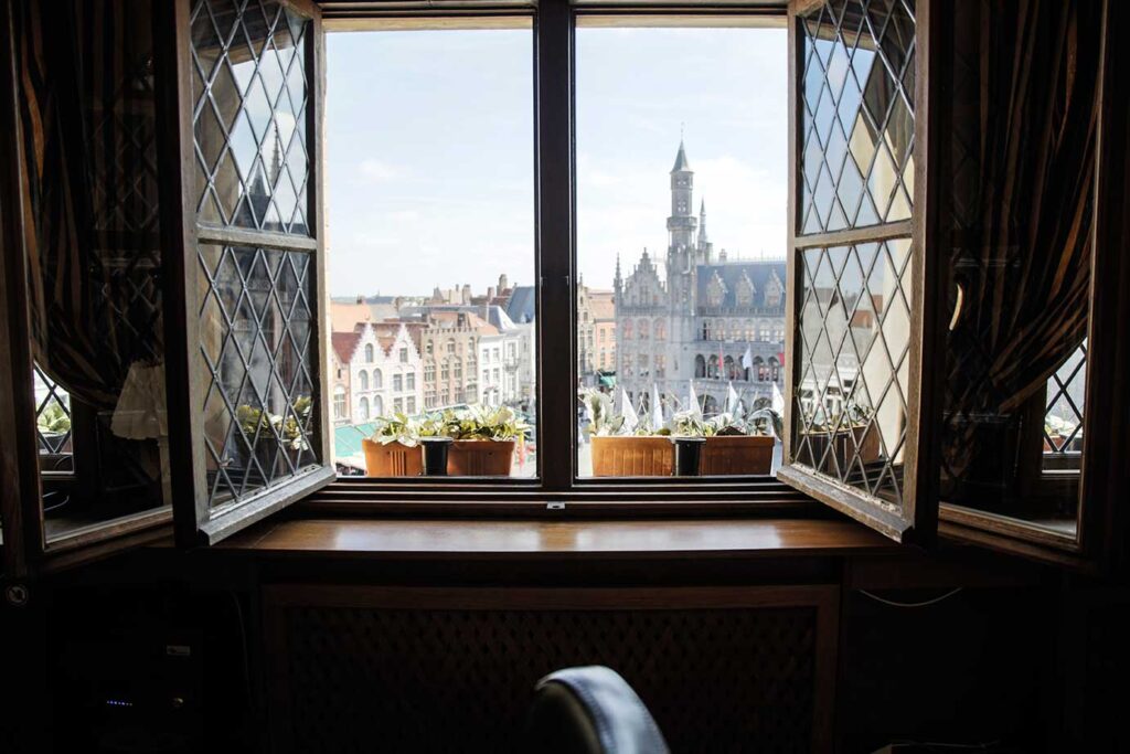 Huyze die Maene, een kamer met zicht op de markt van Brugge